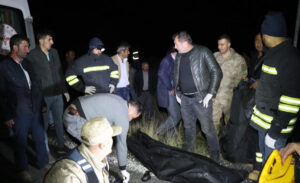 Erzurum’da iki araç çaya düştü