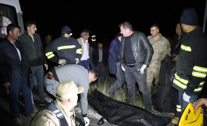 Erzurum’da iki araç çaya düştü