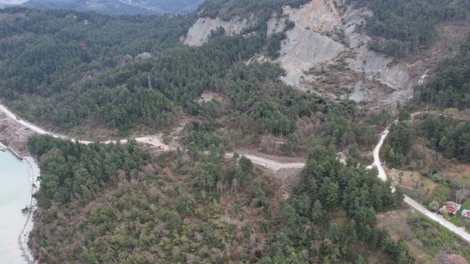 Kastamonu Abana İnebolu karayoluna kar eriyince dağ kaydı
