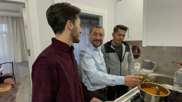 AK Parti Nevşehir Milletvekili Mustafa Açıkgöz, iftarda Nevşehir’deki bir öğrenci evine misafir oldu.