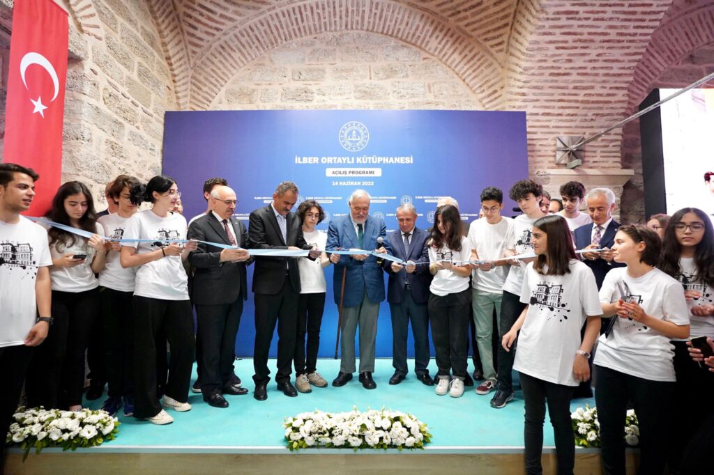 Bakan Özer Vefa lisesi İlber Ortaylı kütüphanesinin açılışını yaptı 