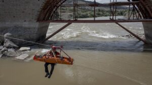 Jandarmanın “Hızırbey”leri selin vurduğu her noktada afetzedelerin imdadına yetişiyor