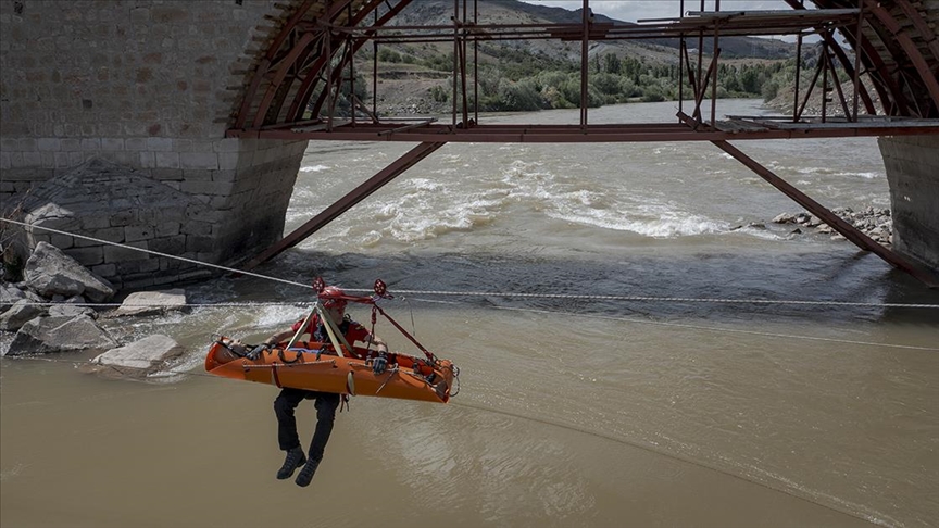 Jandarmanın “Hızırbey”leri selin vurduğu her noktada afetzedelerin imdadına yetişiyor