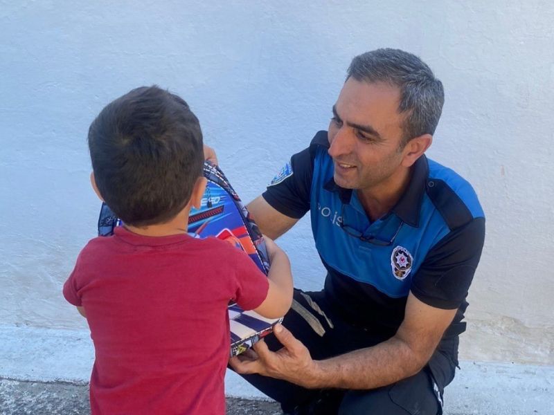 Malatya’da polis ihtiyaç sahibi öğrencilere kırtasiye malzemesi hediye etti 
