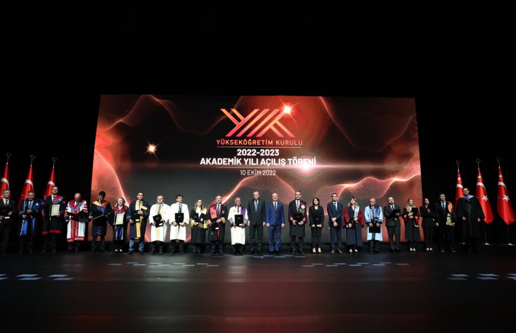 Erdoğan ve YÖK Başkanı Prof. Dr. Özvar, YÖK 2022 üstün başarı ödüllerini sahiplerine verdi.