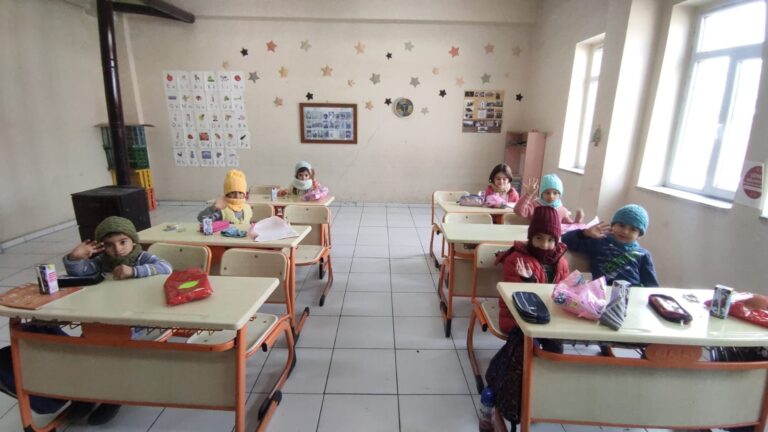 Iğdır’da pansiyon öğrencileri minik kardeşlerini ısıtmak için bere atkı örüyorlar