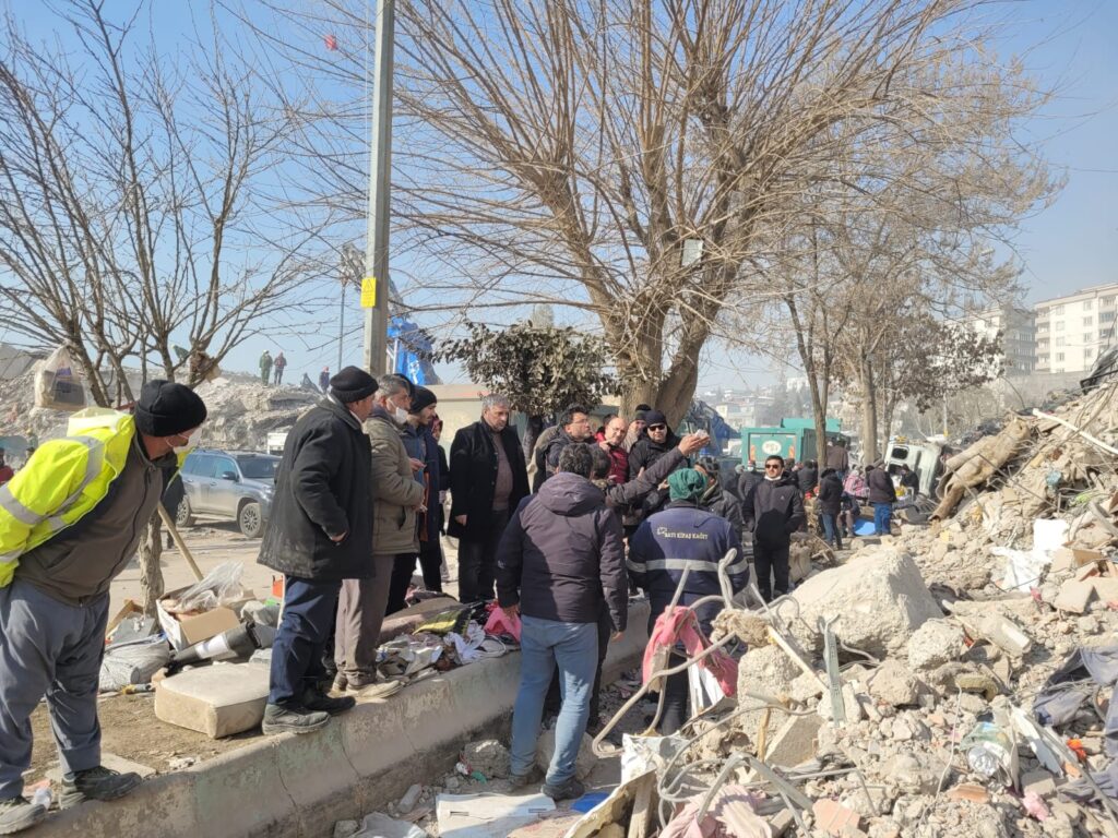 Vali  Çiçek deprem bölgesinde can siparane çalışıyor