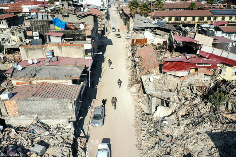 Hatay’da yıkım nedeniyle araç giremeyen sokaklar, kros motosikletli özel harekat polislerine emanet