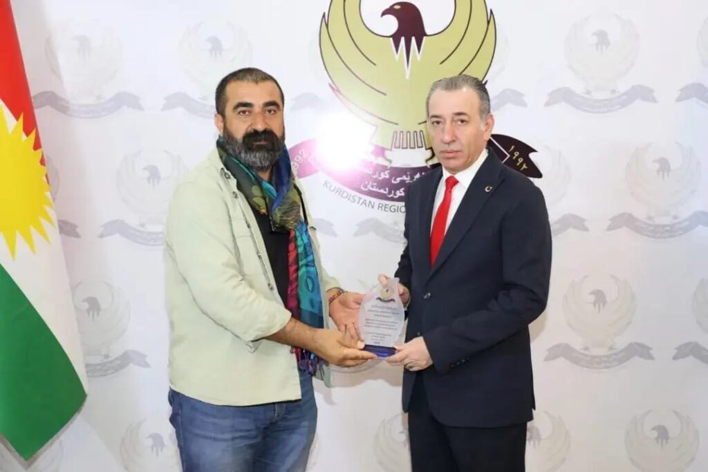 Türkmen Devlet Bakanından Şırnak’lı Gazeteci Halil Azizoğlu’na takdir ve plaketi