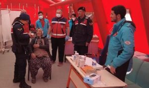 Hasta depremzedenin imdadına Jandarma yetişti