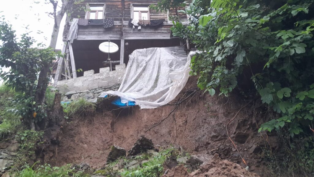 Rize’de heyelanda duvar çöktü, 1 ev tehlike atlattı
