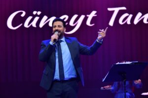 Halayın yeni yüzü: Cüneyt Tan