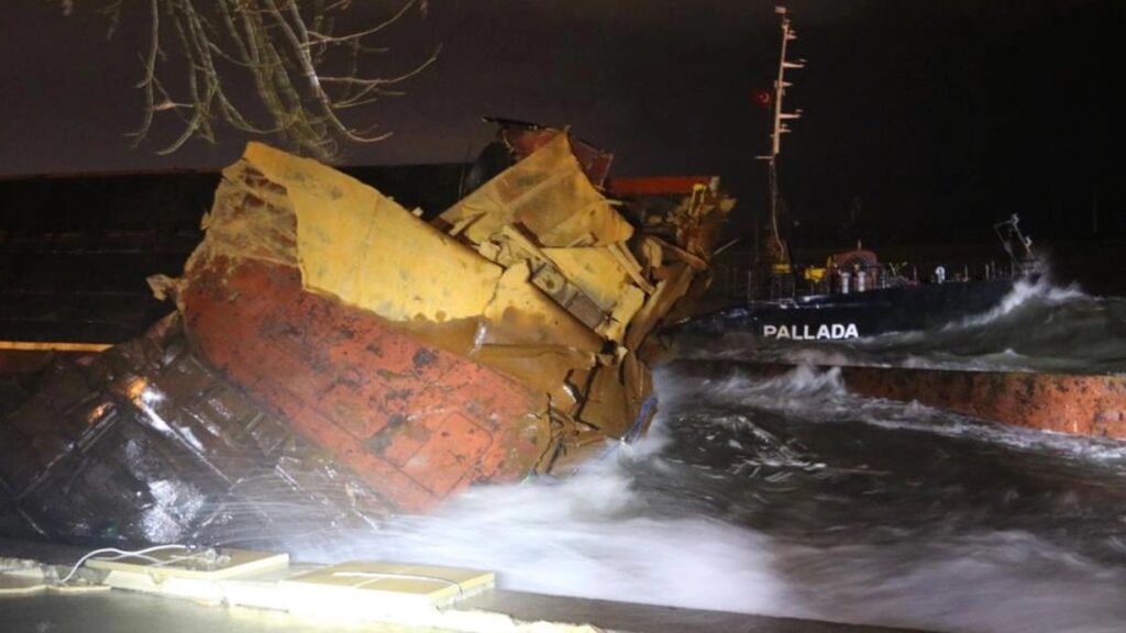 Karadeniz Ereğli’de yük gemisi battı