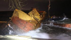 Karadeniz Ereğli’de yük gemisi battı