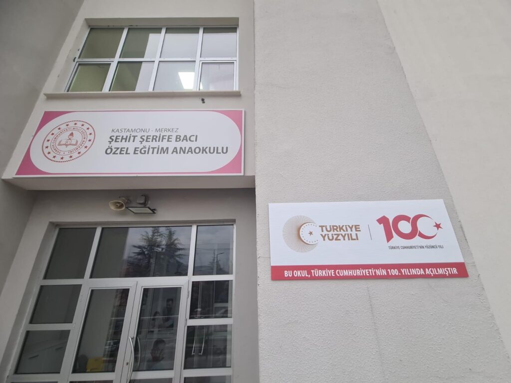 Cumhuriyetin 100. yılında açılan okullara “100. yıl tabelası”