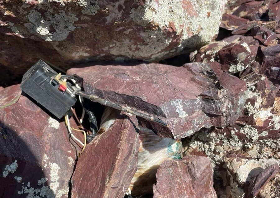 Mehmetçik PKK’lı teröristlerin silah ve mühimmatını imha ediyor 