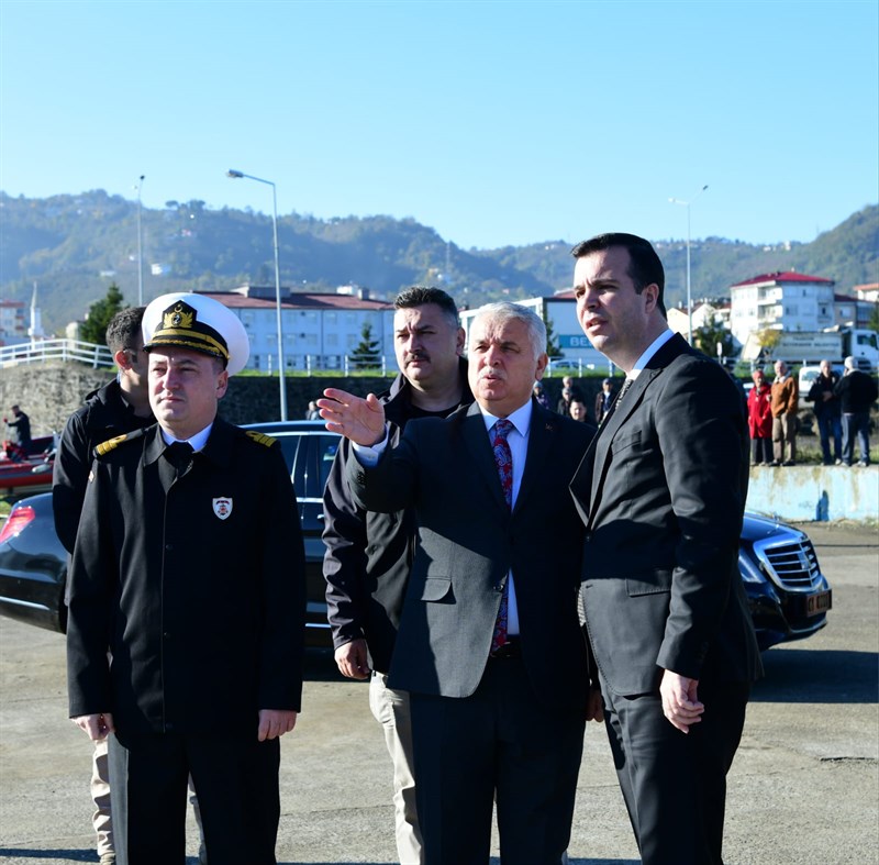 Vali Yıldırım, Beşikdüzü’nde arama kurtarma çalışmalarını yerinde inceledi