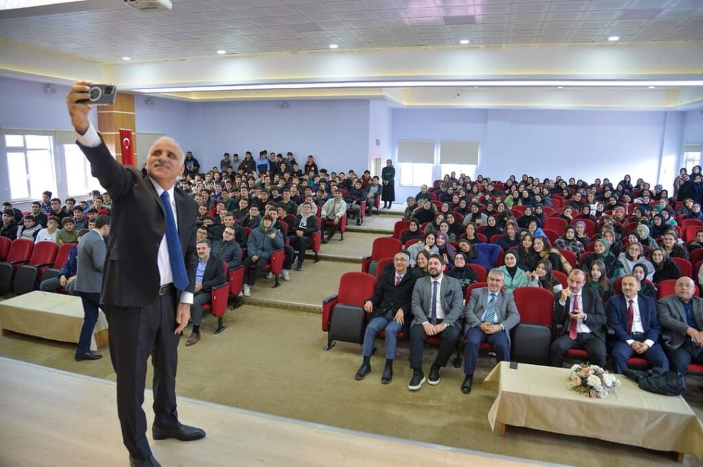 Başkan Zorluoğlu, Dursun Ali Kurt Anadolu İmam Hatip Lisesinde gençlerle buluştu