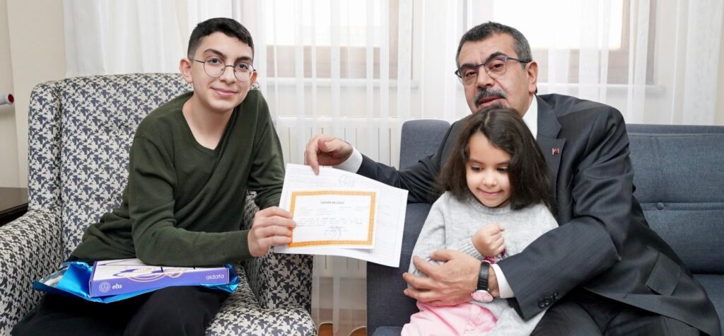 Bakan Tekin, evde eğitim hizmeti alan depremzede öğrenciye karnesini verdi