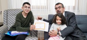 Bakan Tekin, evde eğitim hizmeti alan depremzede öğrenciye karnesini verdi