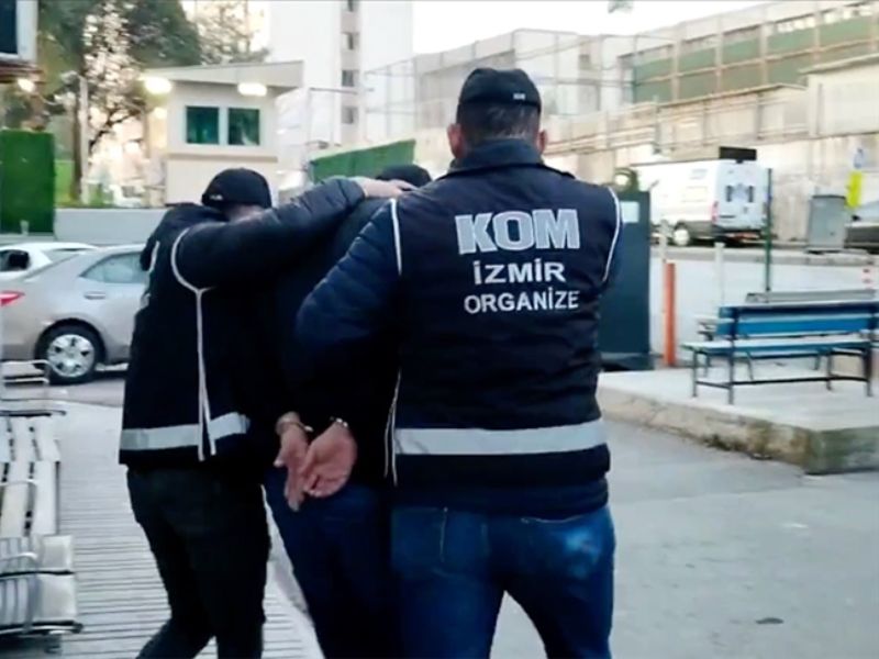 İzmir merkezli üç ilde iki ayrı organize suç örgütü çökertildi.