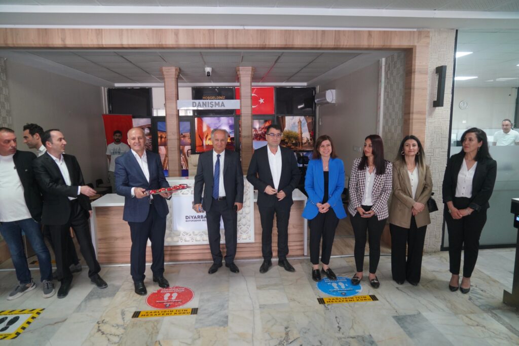 Eşbaşkan Bucak personeli karşıladı