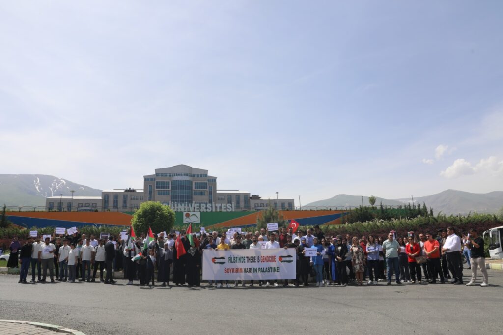Iğdır Üniversitesi öğrenci topluluklarından ABD’deki Üniversitelerin Gazze eylemlerine destek gösterisi