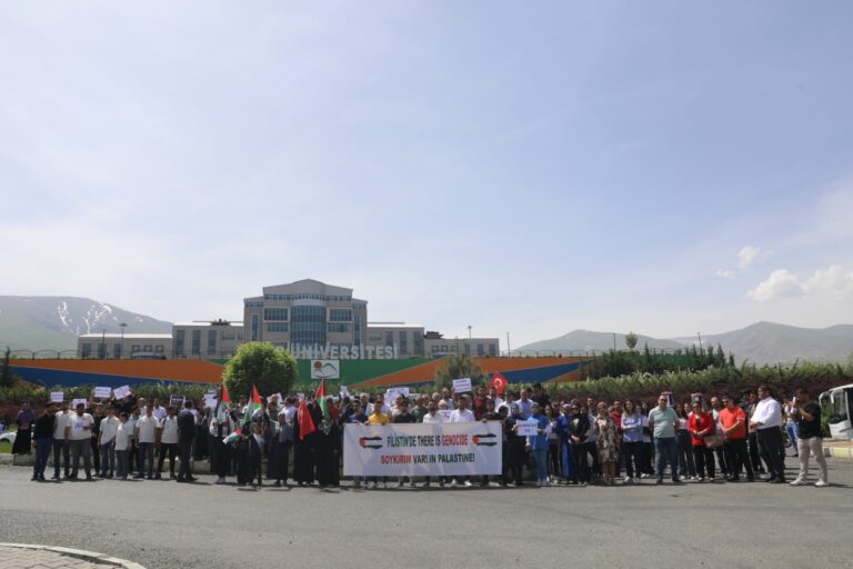 Iğdır Üniversitesi öğrenci topluluklarından ABD’deki Üniversitelerin Gazze eylemlerine destek gösterisi