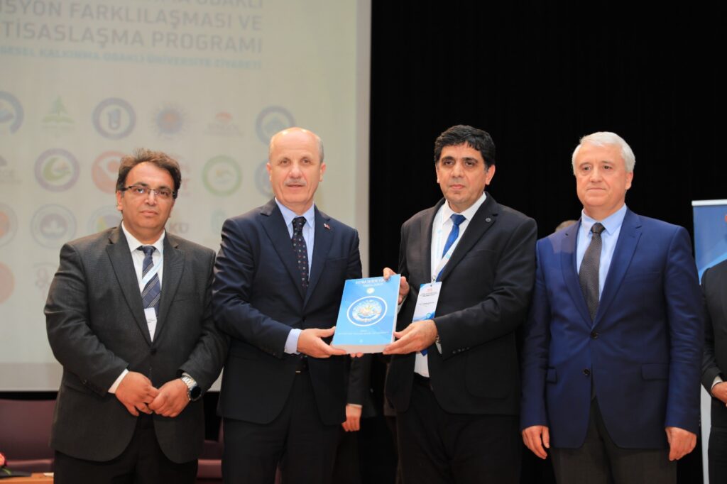 Rektör Alma, Iğdır Üniversitesi’nin ihtisaslaşma kapsamında hazırladığı kitabı YÖK Başkanı Özvar’a takdim etti