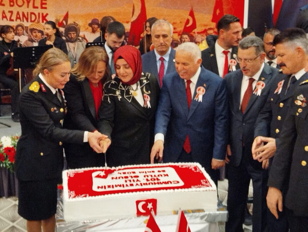 Trabzon’da Cumhuriyet resepsiyonu göz kamaştırdı