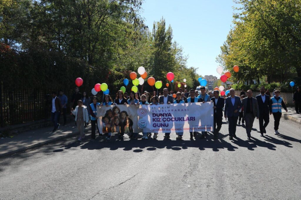 Diyarbakır’da 100 kız çocuğu farkındalık için yürüyüş yapıp gökyüzüne balon bıraktı