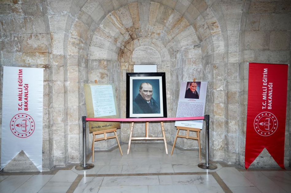 Anıtkabir’de ziyarete açılan tarihî Atatürk portresinin orijinali yoğun ilgi görüyor