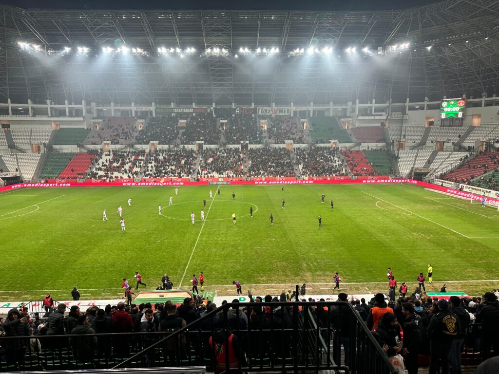 Başkan Bucak Amedspor Ümraniyespor maçını stadyumda izledi