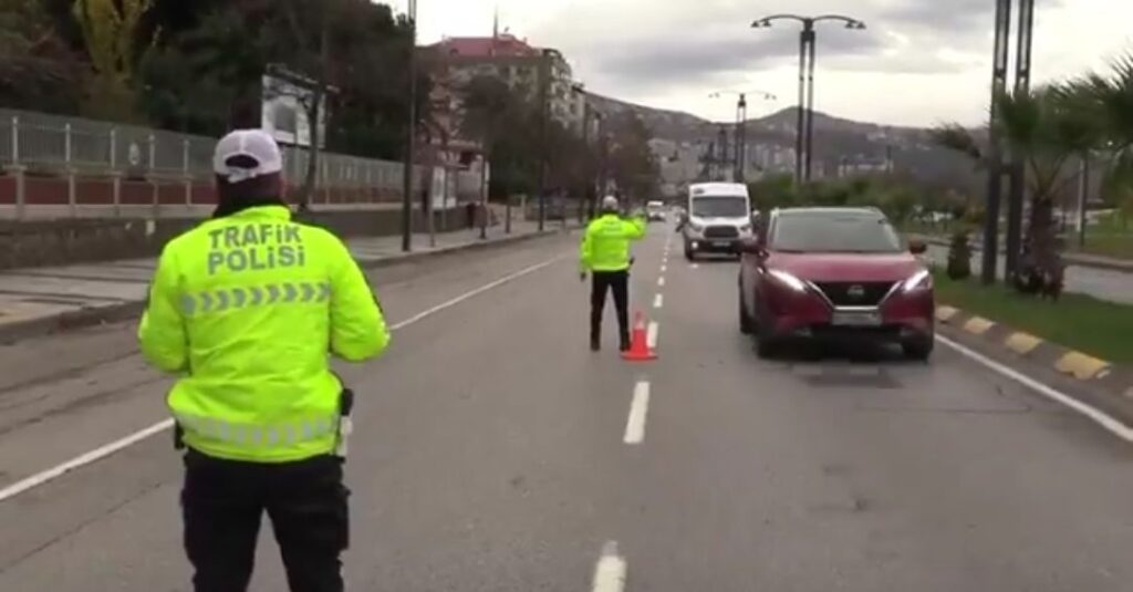 Hız ihlalinde bulunan 100 bin 405 sürücüye işlem yapıldı