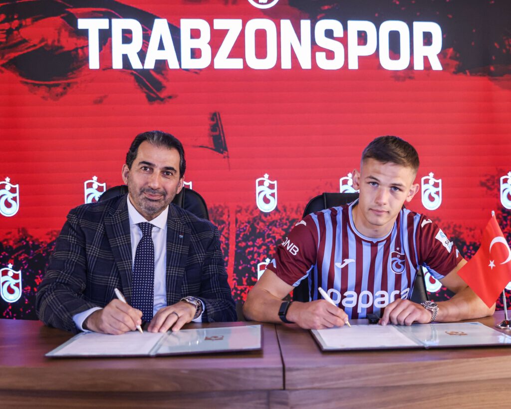 Trabzonspor’da yeni transfer Danylo Sikan için imza töreni düzenlendi