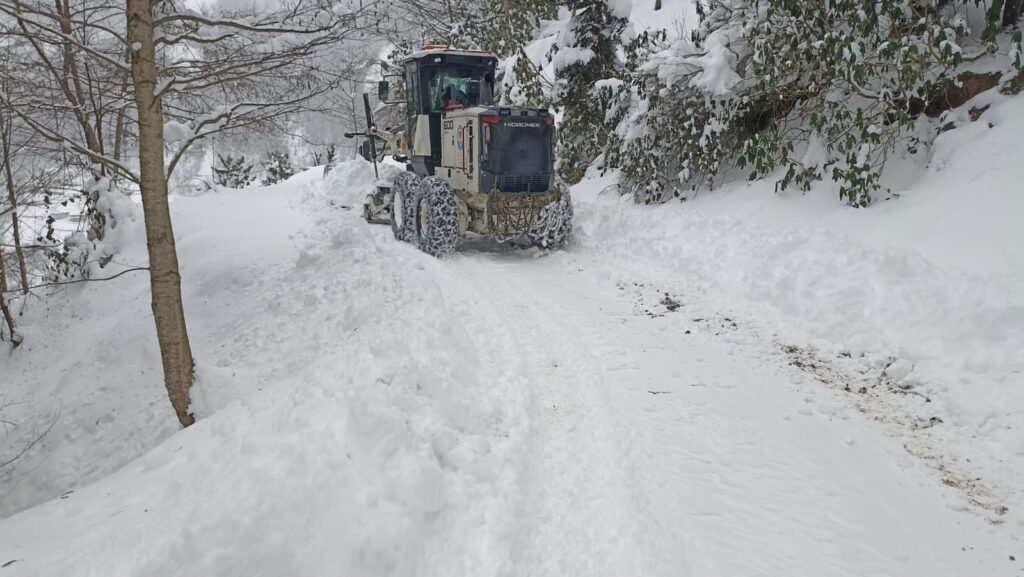 Trabzon’da 192 mahalle yolu ulaşıma kapandı