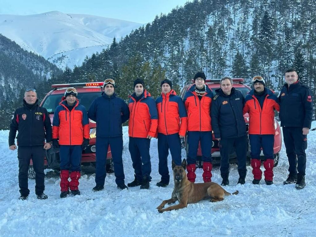 İtfaiye personeline çığda arama kurtarma eğitimi