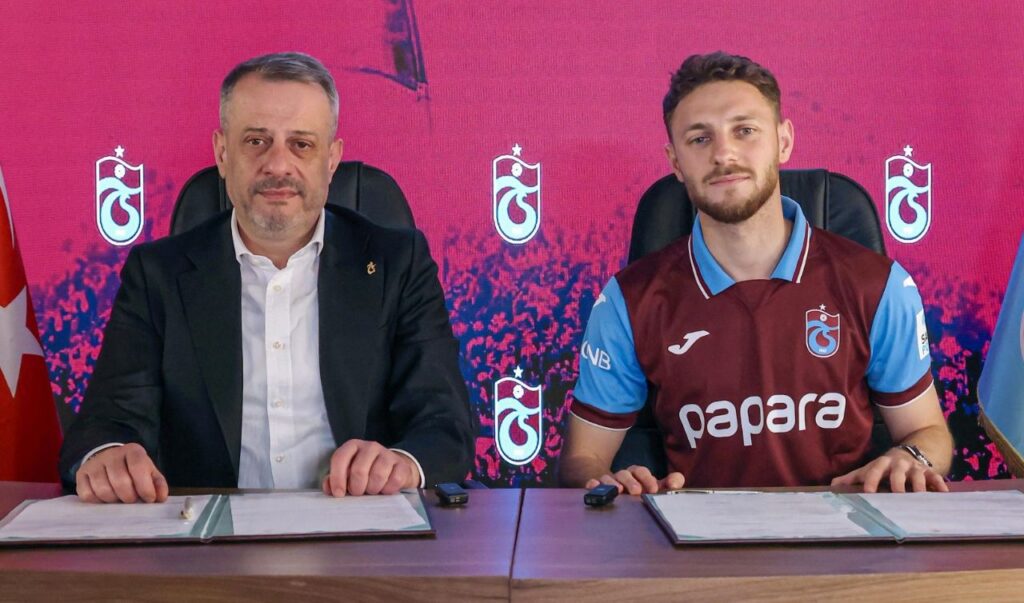 Mustafa Eskihellaç için imza töreni düzenlendi