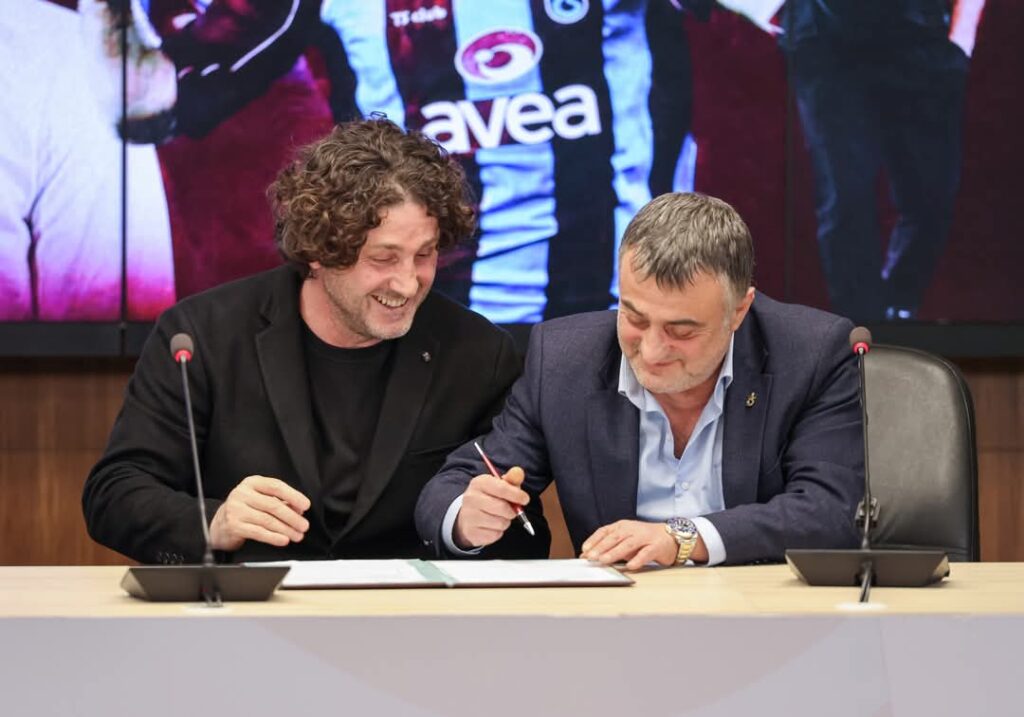 Fatih Tekke için imza töreni düzenlendi