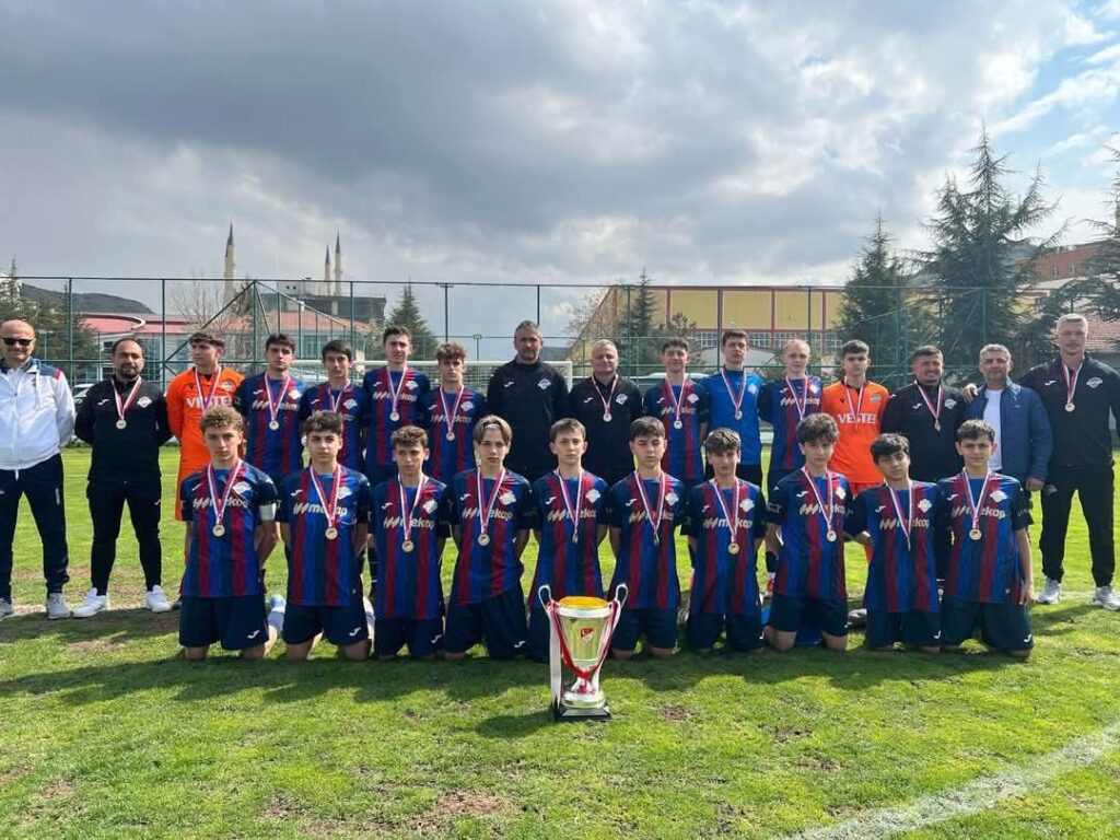 1461 Trabzon FK U14 takımı Türkiye şampiyonu oldu