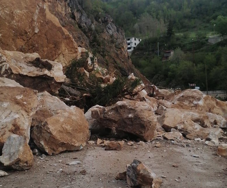 Giresun Dereli Yavuzkemal yolunda heyelan
