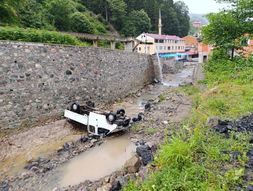 Şalpazarı’nda araç dereye uçtu