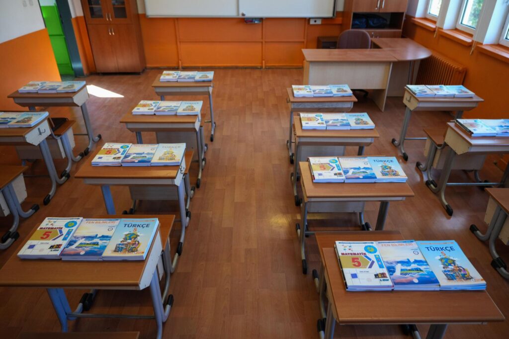 Ücretsiz ders kitapları okul sıralarında öğrencileri bekliyor