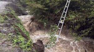 Şalpazarı’nda heyelan nedeniyle elektrik direği dereye düştü