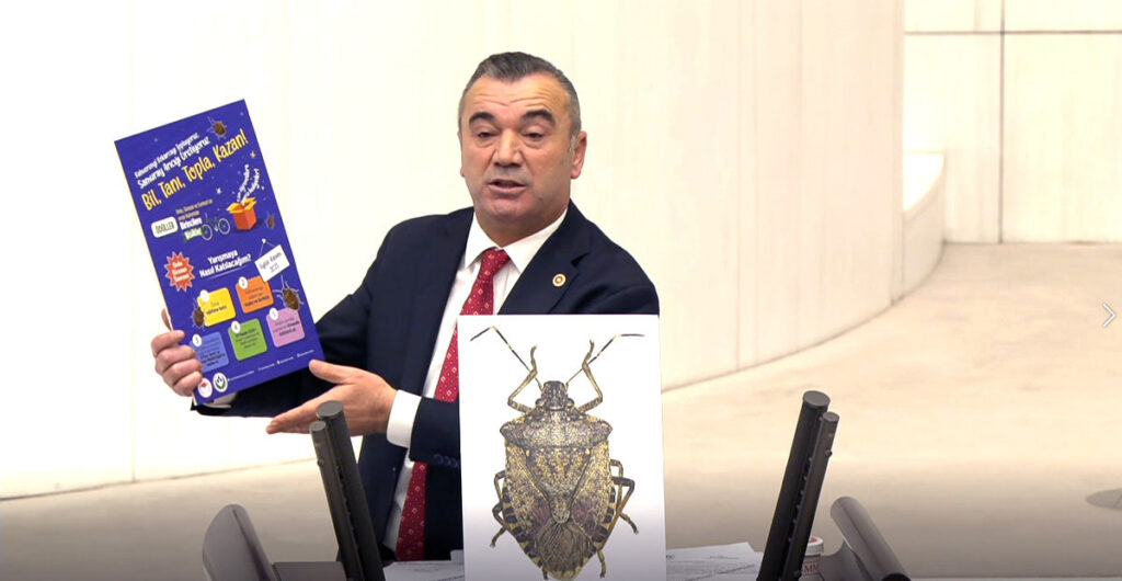 Yavuz Aydın kahverengi kokarcaların çocuklara dağıtılmasına sert tepki gösterdi