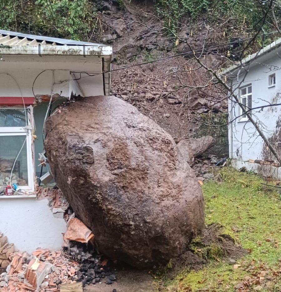 Şalpazarı’nda yamaçtan kopan kaya korkuttu