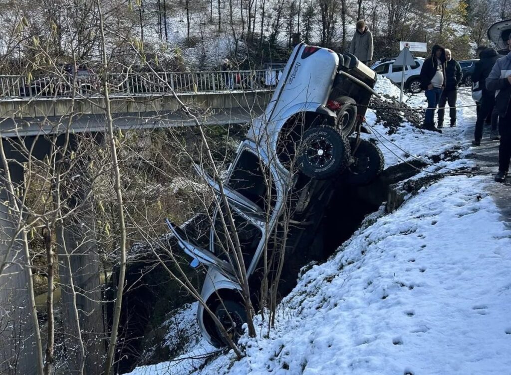 Şalpazarı Acısu karayolunda buzlanma kazası