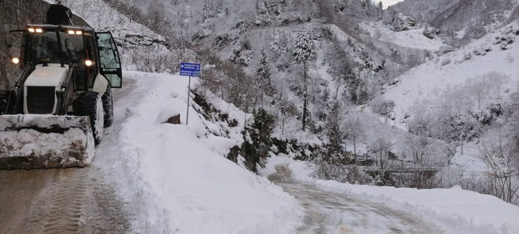 Giresun’da kar yağışı 21 köy yolunda çalışmalar devam ediyor