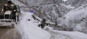 Giresun’da kar yağışı 21 köy yolunda çalışmalar devam ediyor