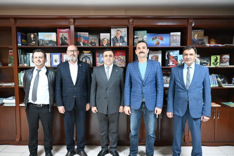 Antalya halk kütüphanesine Azerbaycan kültürüne dair kitaplar bağışlandı